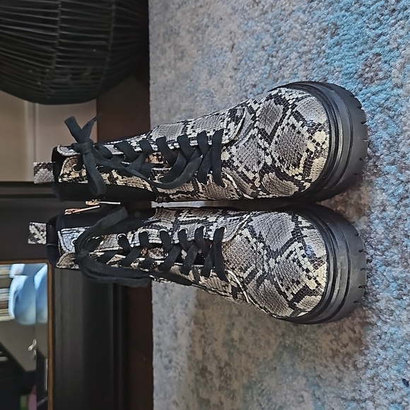 Snake print boots - Picture 2 of 8